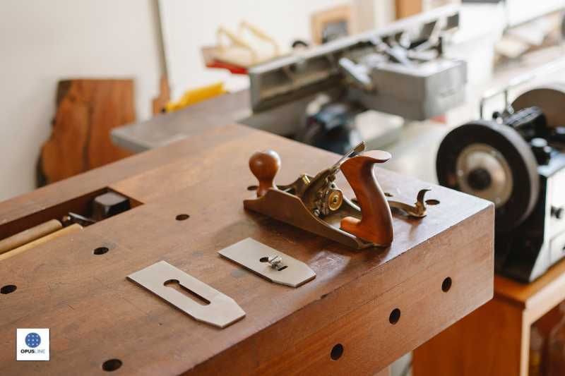 un outil de travail du bois sur une table - Établis multi-postes pour optimiser la collaboration en atelier