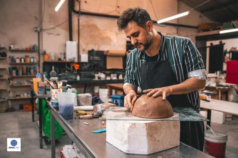 un homme travaillant sur un bol en argile - Stations mobiles de réparation sur le terrain quels accessoires choisir