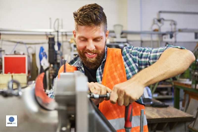 personne travaillant sur un établi électrifié - Établis électrifiés