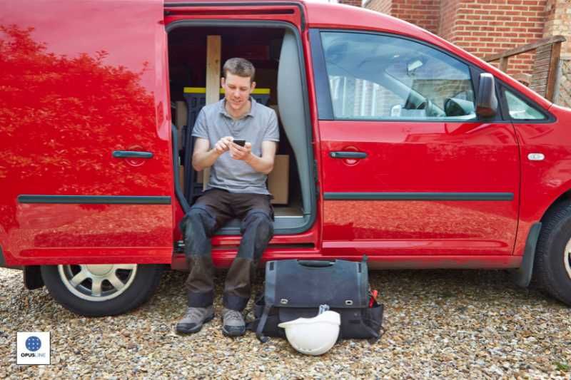 un homme assis à l'arrière d'une camionnette - Établi sur fourgon c'est possible ?