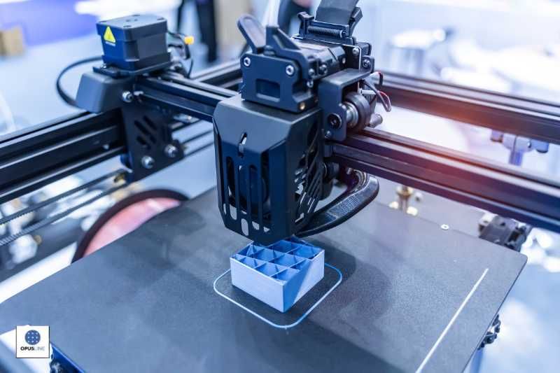 une machine sur laquelle se trouve un objet noir - Comment aménager un poste de travail pour l’impression 3D
