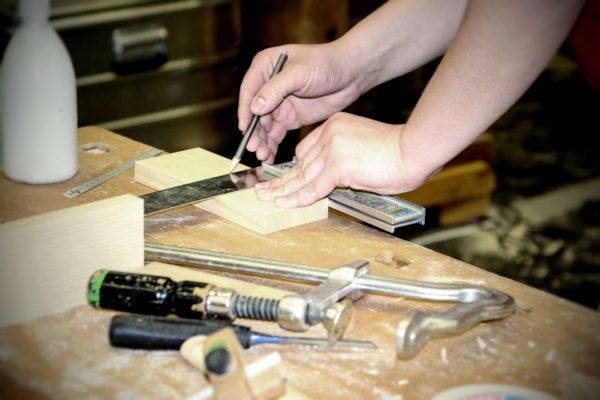 un charpentier travaillant à un banc de travail, decouvrez Combien coûte une établi de travail par atelier