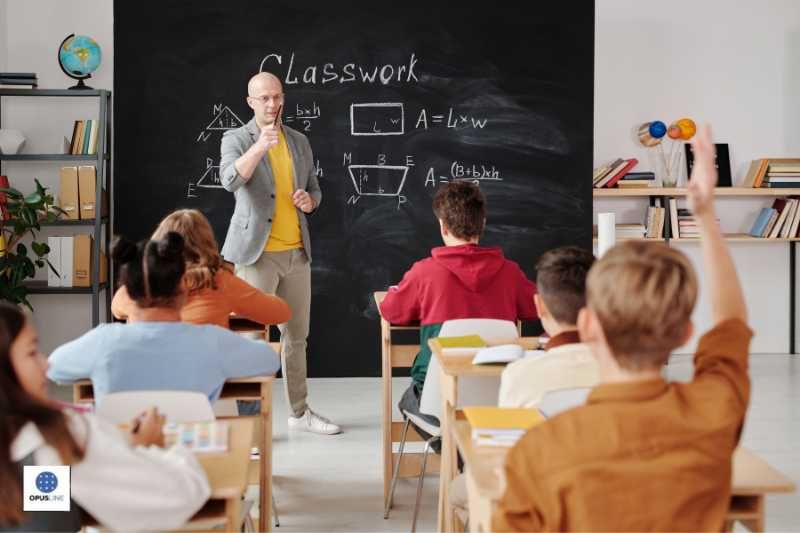 un homme debout devant un tableau noir - Etabli pour la salle d'étude