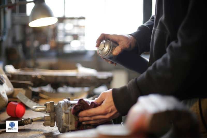 Établis guide de choix - Une personne travaille avec précision sur son établi de travail.