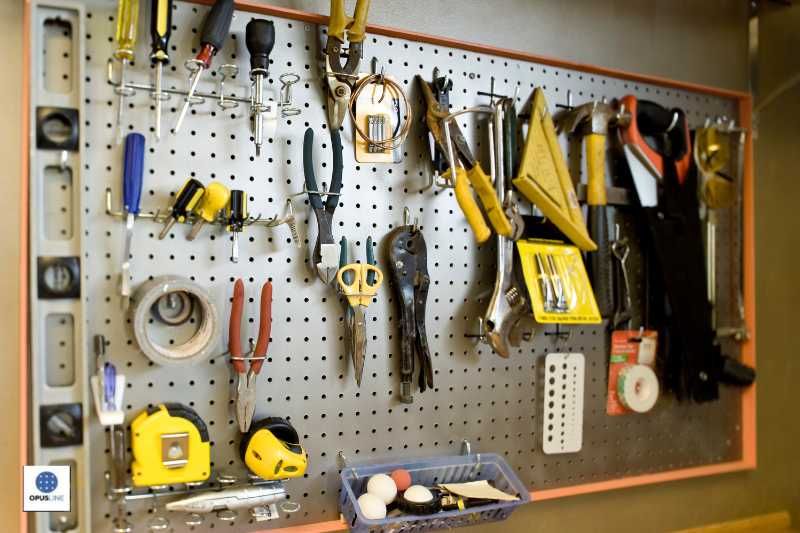 un mur avec des outils - Établis de travail pour atelier 5 choses à savoir avant l'achat