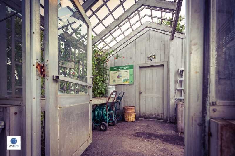 une serre avec un panneau et des outils - Etablis pour le secteur agricole