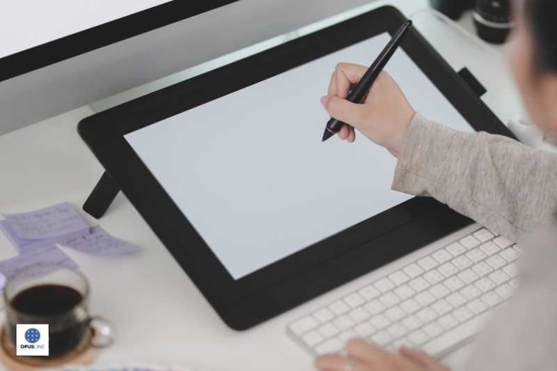 une personne utilisant un stylet sur une tablette