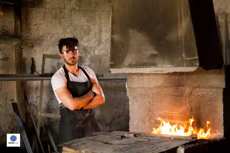 Établi pour forgeron lequel choisir - Le forgeron travaille généralement toute la journée dans son atelier