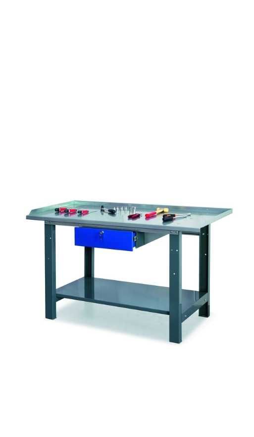 établi bleu avec plateau en acier dans la partie inférieure quatre tiroirs verrouillables et grand tiroir avec porte à charnière dans la partie supérieure panneau avec volet verrouillable