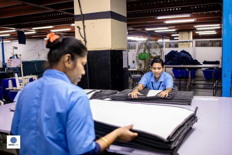 deux personnes travaillent sur un établi à la filière - établi anti-stress