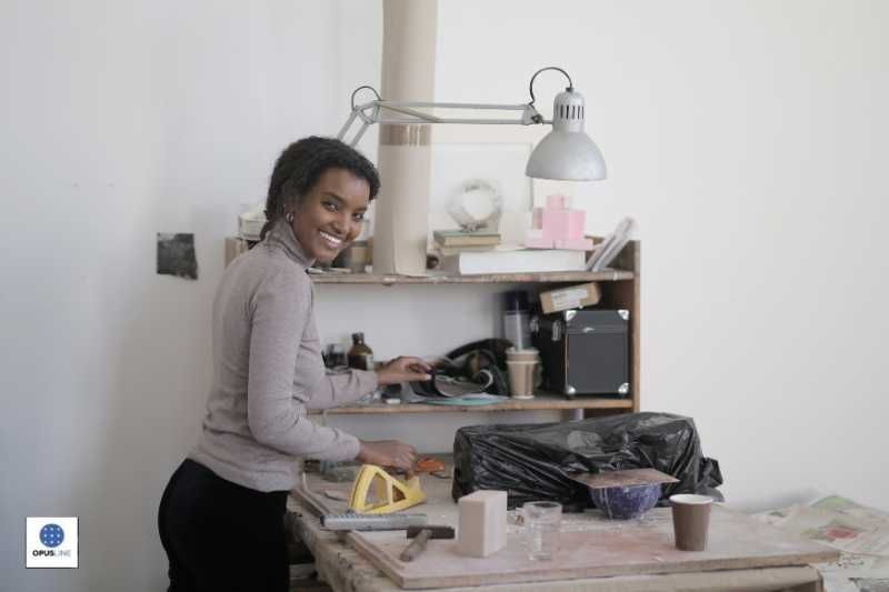 Une femme travaille dans le secteur automobile - Etabli pour le secteur automotive