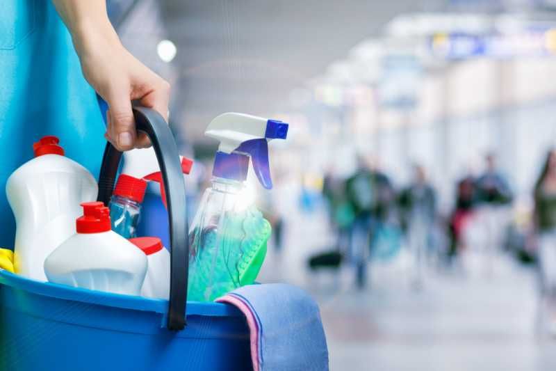 Personne chargée du nettoyage, seau à la main: établis pour les entreprises de nettoyage