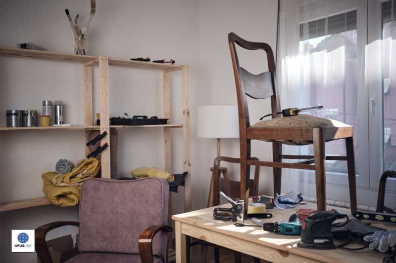 une chaise et une table avec des outils - L'art de la restauration avec des établis personnalisables