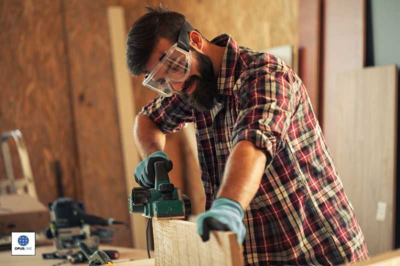 Charpentier travaillant -Établis de menuiserie lourde combien faut-il dépenser
