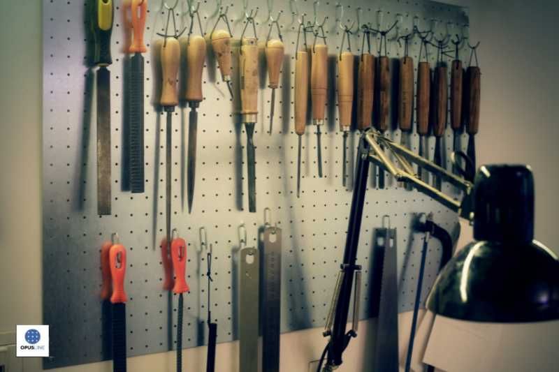 un établi d'affichage avec des outils - établi est-il le meilleur produit