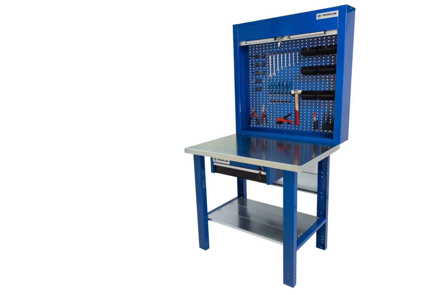 Établi de travail avec un petit tiroir, un dessus en fer dans le bas et un panneau pour outils et kit de crochets.