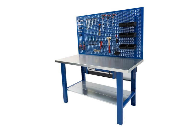 Établi avec tiroir à clé et à l'arrière un panneau pour outils avec kit de crochets. Un plancher en partie basse pour les outils