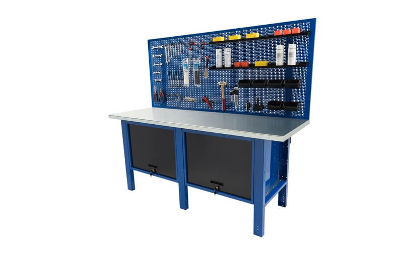 établi de travail avec deux étagères à porte basculante et un panneau de commande pour les outils, le panneau est exposé avec kit