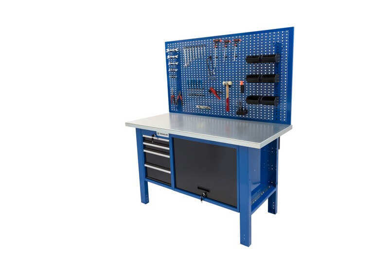 Etabli avec étagère avec porte basculante et clé et sur le côté gauche une petite commode à 4 tiroirs. À l'arrière, il y a un panneau avec un kit de crochets